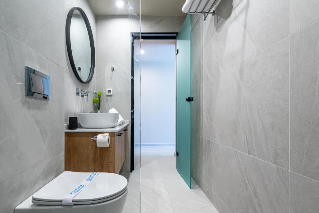 Koupelna v ubytování Pathos SeaSide Suites
