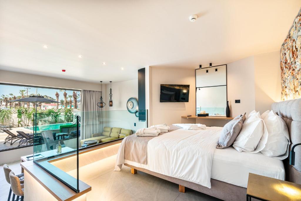 Postel nebo postele na pokoji v ubytování Pathos SeaSide Suites