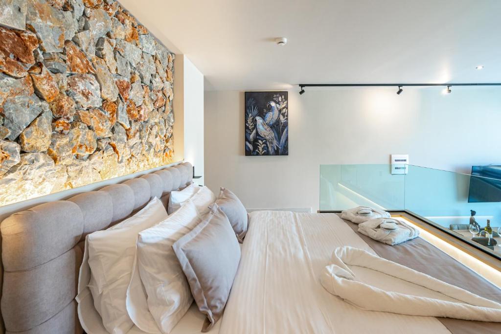 Postel nebo postele na pokoji v ubytování Pathos SeaSide Suites