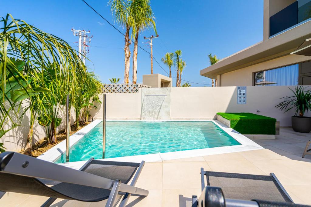 Bazén v ubytování Pathos SeaSide Suites nebo v jeho okolí