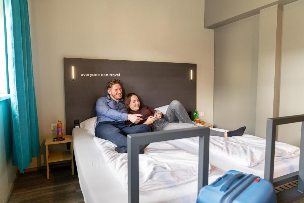 Postel nebo postele na pokoji v ubytování a&o Salzburg Hauptbahnhof