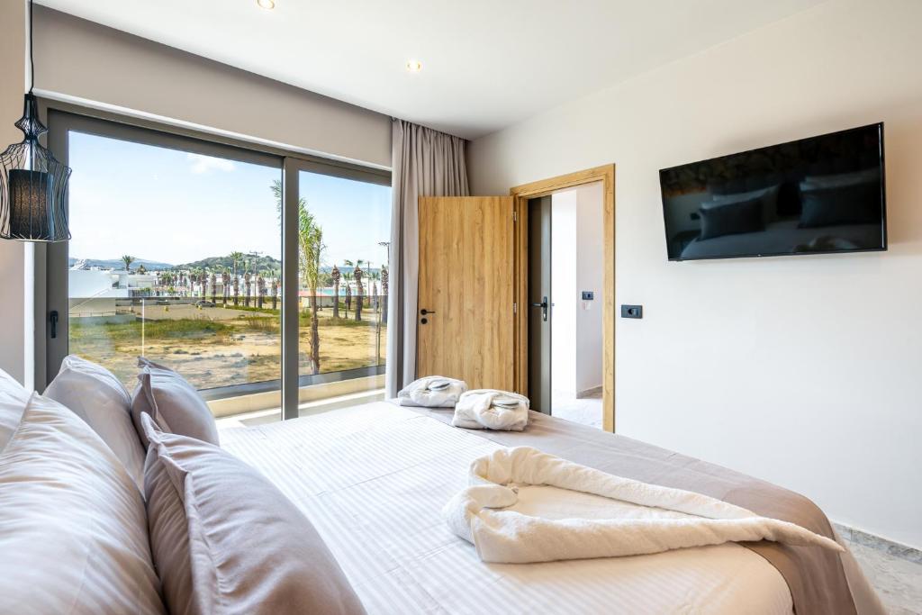Postel nebo postele na pokoji v ubytování Pathos SeaSide Suites