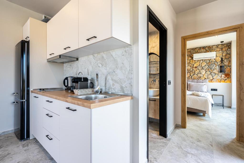 Kuchyň nebo kuchyňský kout v ubytování Pathos SeaSide Suites