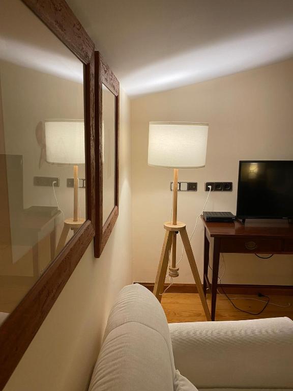 Televízia a/alebo spoločenská miestnosť v ubytovaní Corzo Hotel