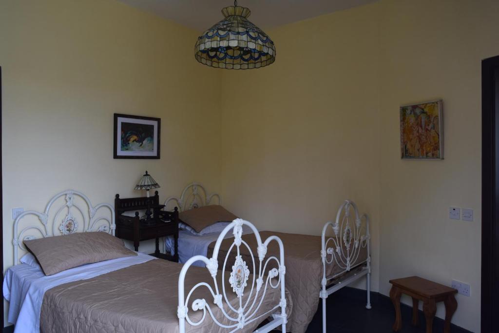 Katil atau katil-katil dalam bilik di Gmiel in-Natura B&B