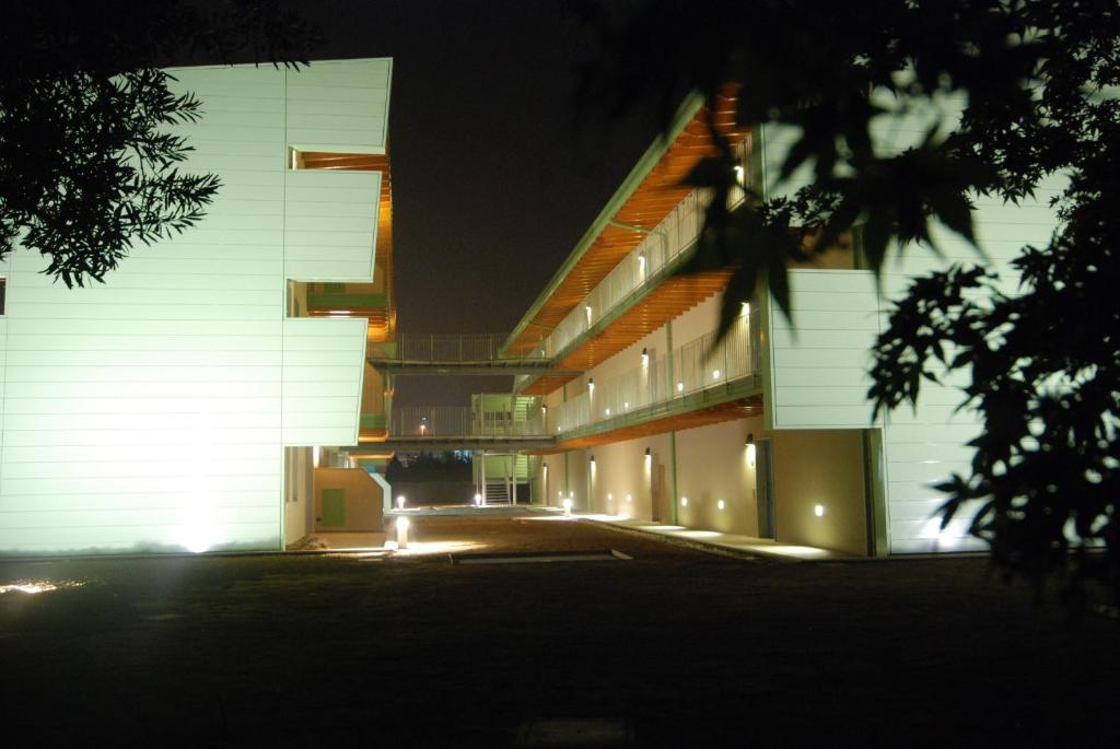 un gran edificio con luces en el lateral en Residence & Suites Solaf, en Bonate di Sopra