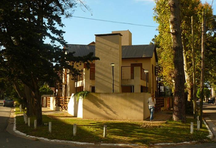 a person walking past a skateboard ramp in front of a house at Chalet Arena Malva in San Bernardo