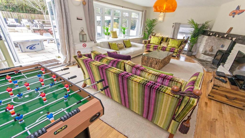 sala de estar con sofás y mesa de billar en Shippenrill Croyde - Sleeps 14 - Hot Tub option - Stylish Home with fire pit, table tennis & dog friendly, en Croyde