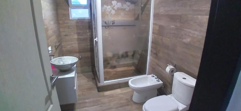 uma casa de banho com um chuveiro, um WC e um lavatório. em El Bambino em Puerto Madryn