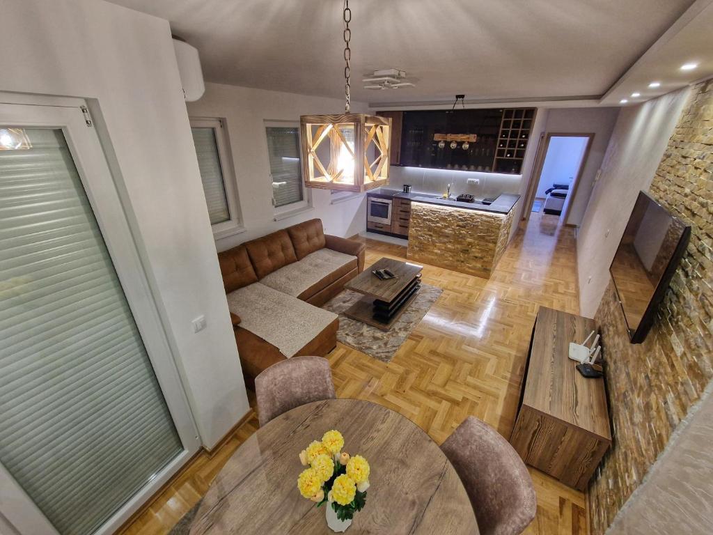 uma vista superior de uma sala de estar com uma mesa em Apartman Dionis em Užice