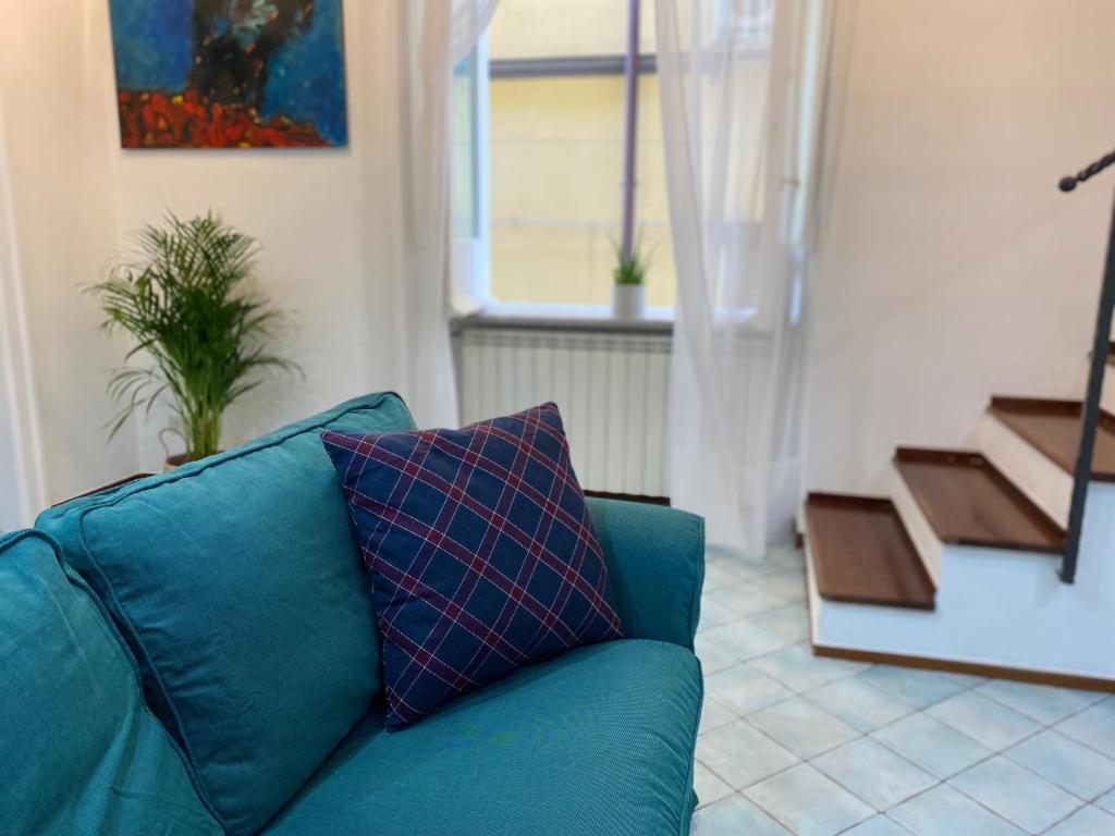 niebieska kanapa z poduszką w salonie w obiekcie Casa Tre Re w mieście Neapol