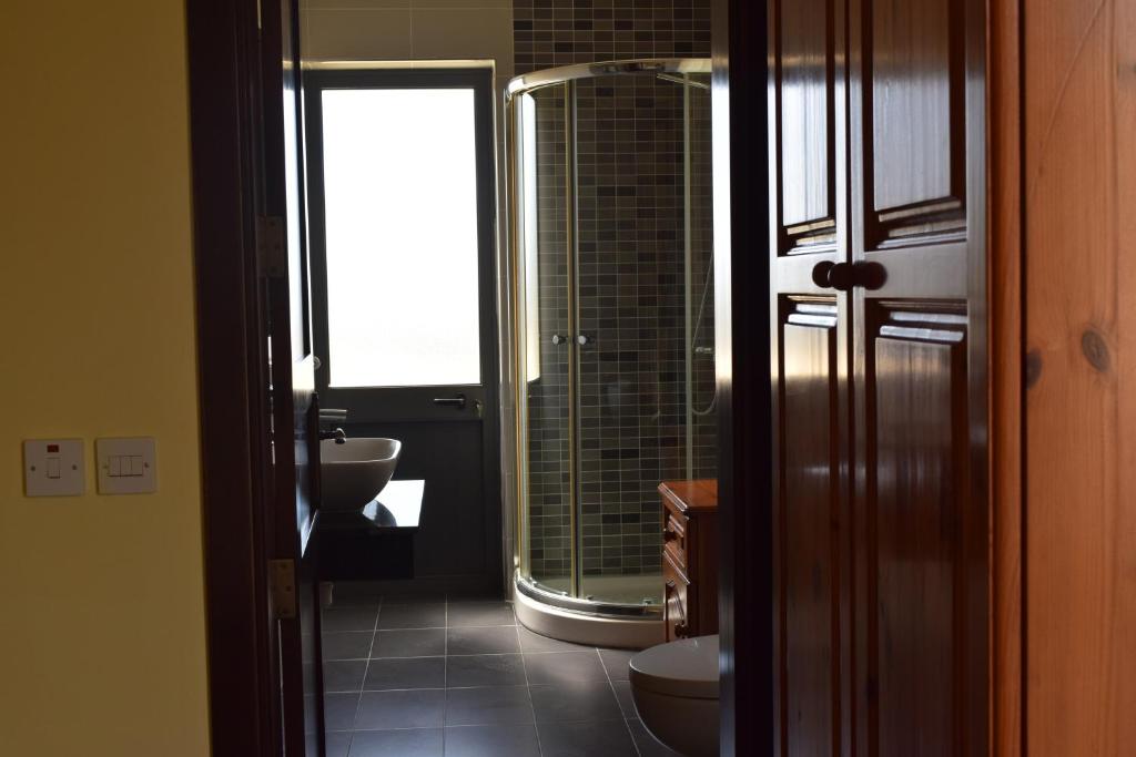 Bilik mandi di Gmiel in-Natura B&B