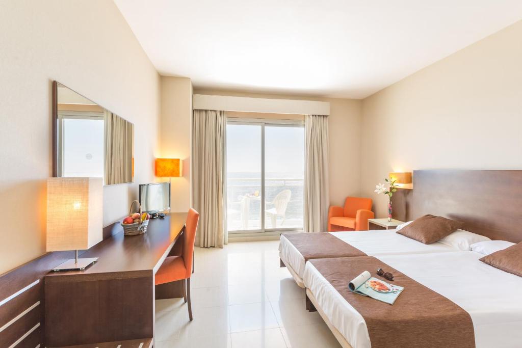 Cama o camas de una habitación en Hotel Bahía Calpe by Pierre & Vacances
