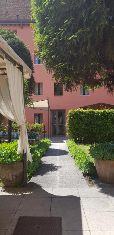 A garden outside Smartroom LuLa