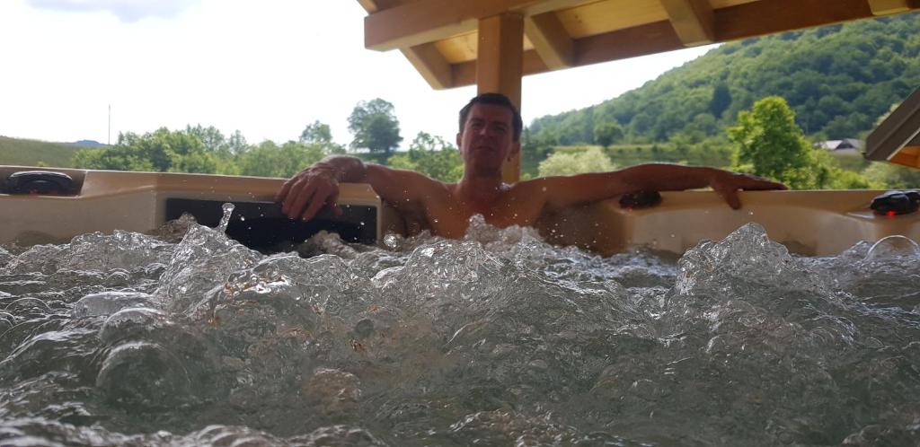 Nespecifikovaný výhled na hory nebo výhled na hory při pohledu z chaty