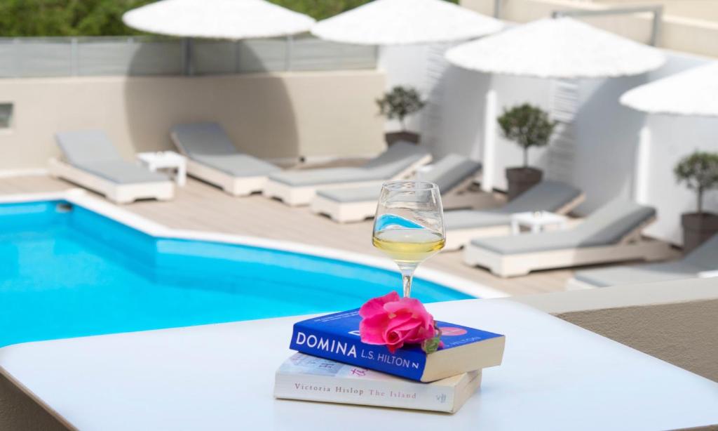 Bazén v ubytování Elounda Garden Suites Heated Pool nebo v jeho okolí