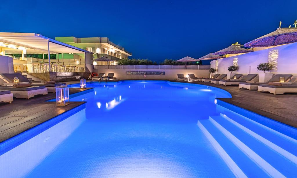 Bazén v ubytování Elounda Garden Suites Heated Pool nebo v jeho okolí