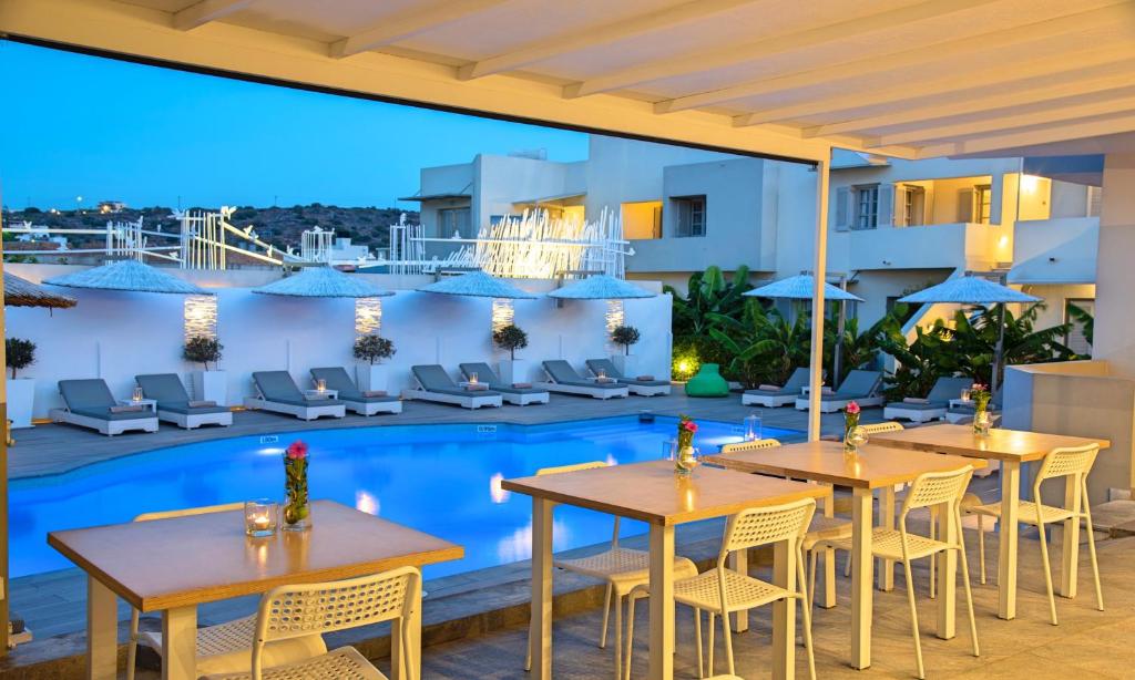 Bazén v ubytování Elounda Garden Suites Heated Pool nebo v jeho okolí