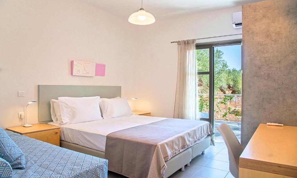 Postel nebo postele na pokoji v ubytování Elounda Garden Suites Heated Pool