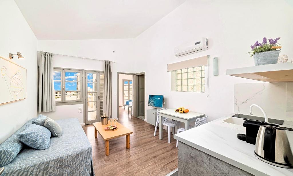 Kuchyň nebo kuchyňský kout v ubytování Elounda Garden Suites Heated Pool