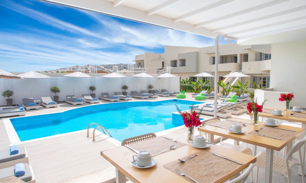Bazén v ubytování Elounda Garden Suites Heated Pool nebo v jeho okolí