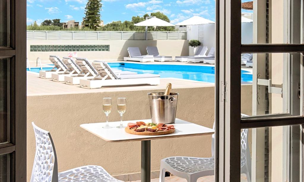 Bazén v ubytování Elounda Garden Suites Heated Pool nebo v jeho okolí