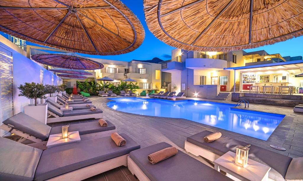 una piscina in un resort con sedie a sdraio di Elounda Garden Suites Heated Pool a Eloúnda