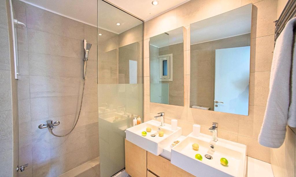 Koupelna v ubytování Elounda Garden Suites Heated Pool