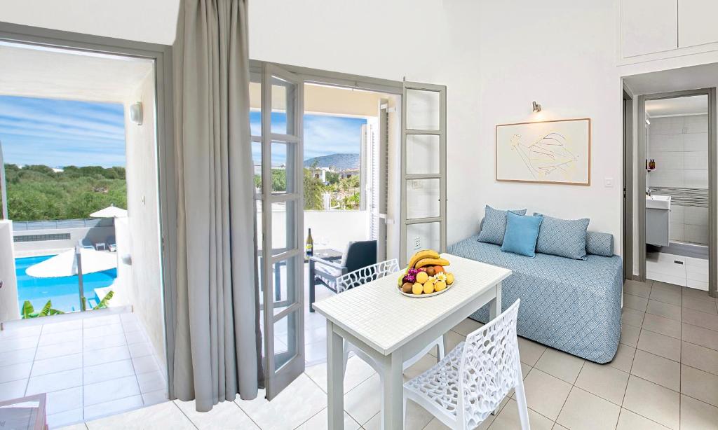 Bazén v ubytování Elounda Garden Suites Heated Pool nebo v jeho okolí