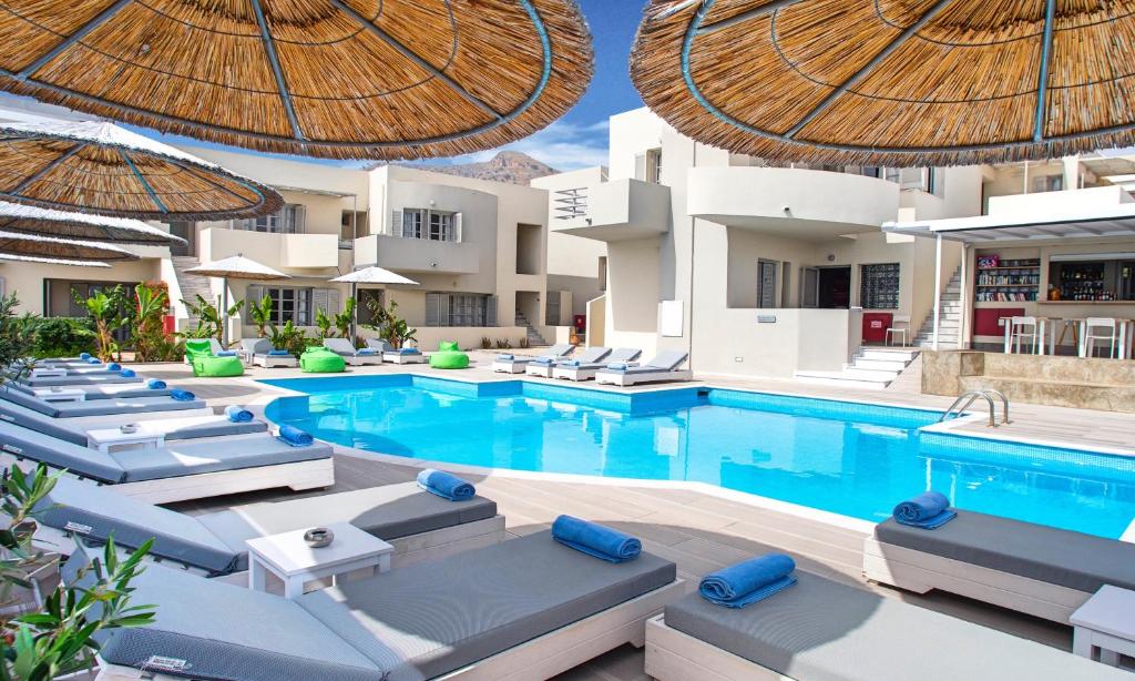 Bazén v ubytování Elounda Garden Suites Heated Pool nebo v jeho okolí