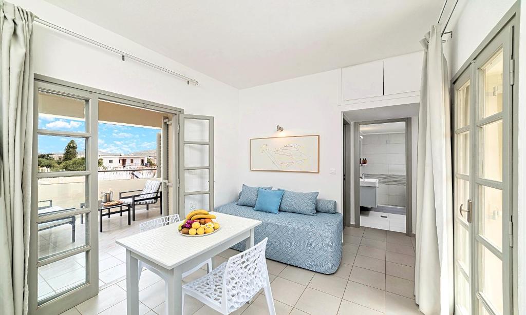 Posezení v ubytování Elounda Garden Suites Heated Pool