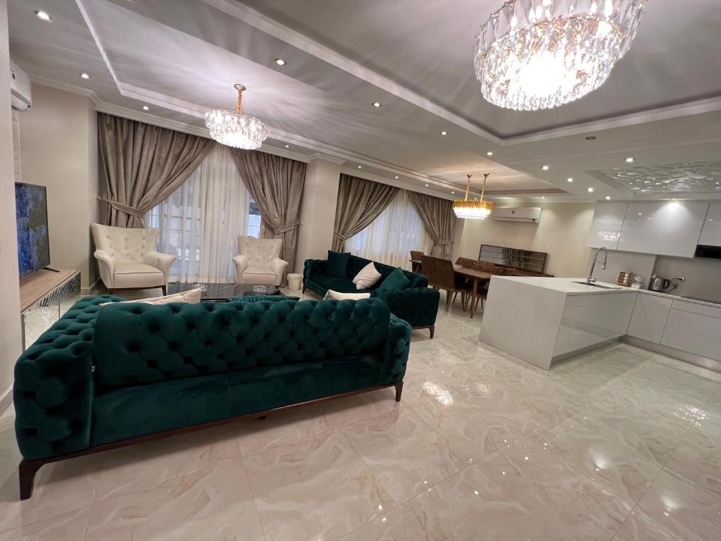 sala de estar con sofá verde y mesa en للعوائل فقط !!! مودرن دوبلكس فاخر جدا Luxury Modern Duplex in Cairo, en El Cairo