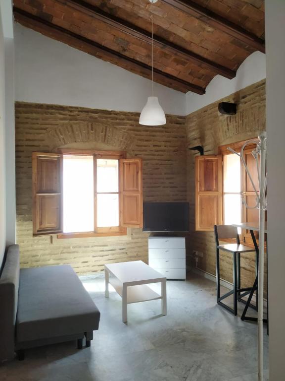 uma sala de estar com um sofá e uma mesa em Apartamentos con encanto en pleno casco antiguo RON VALENCIAYOLE em Valência