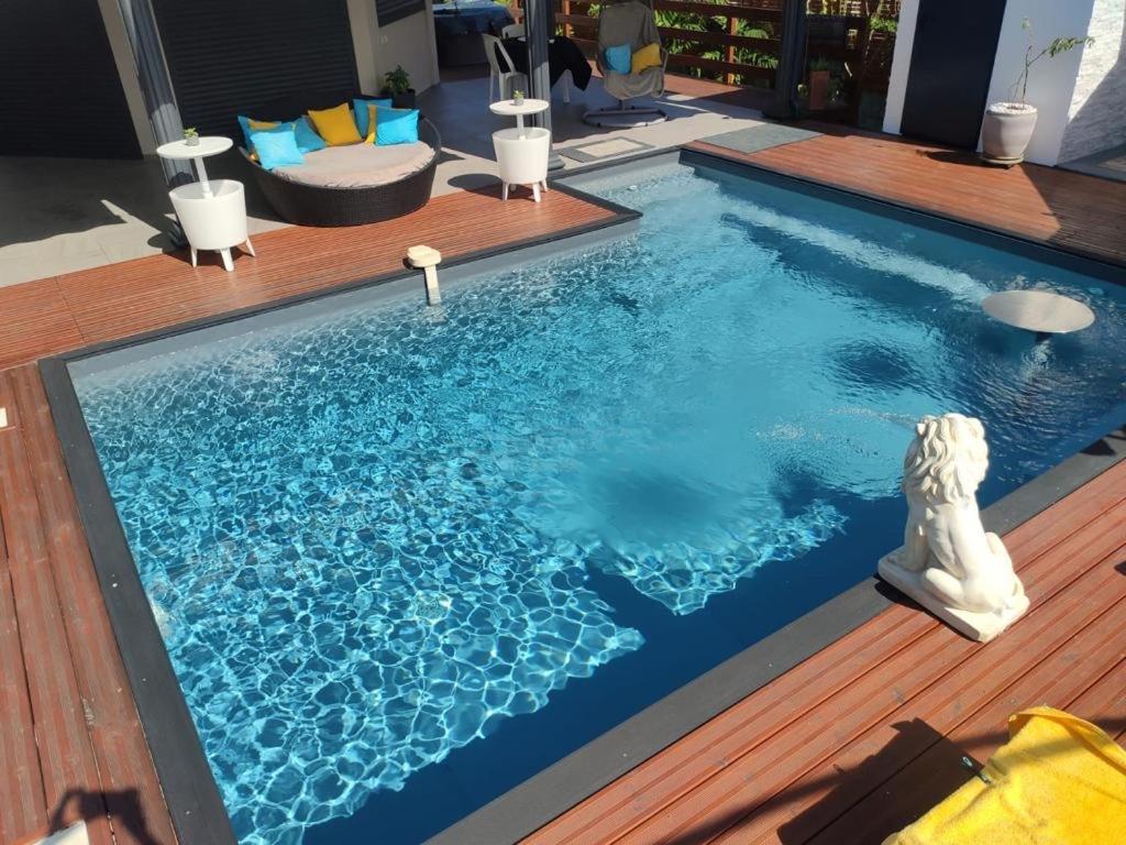 Bazén v ubytování MALAKA F1 TOUT CONFORT Le Moule avec Piscine nebo v jeho okolí