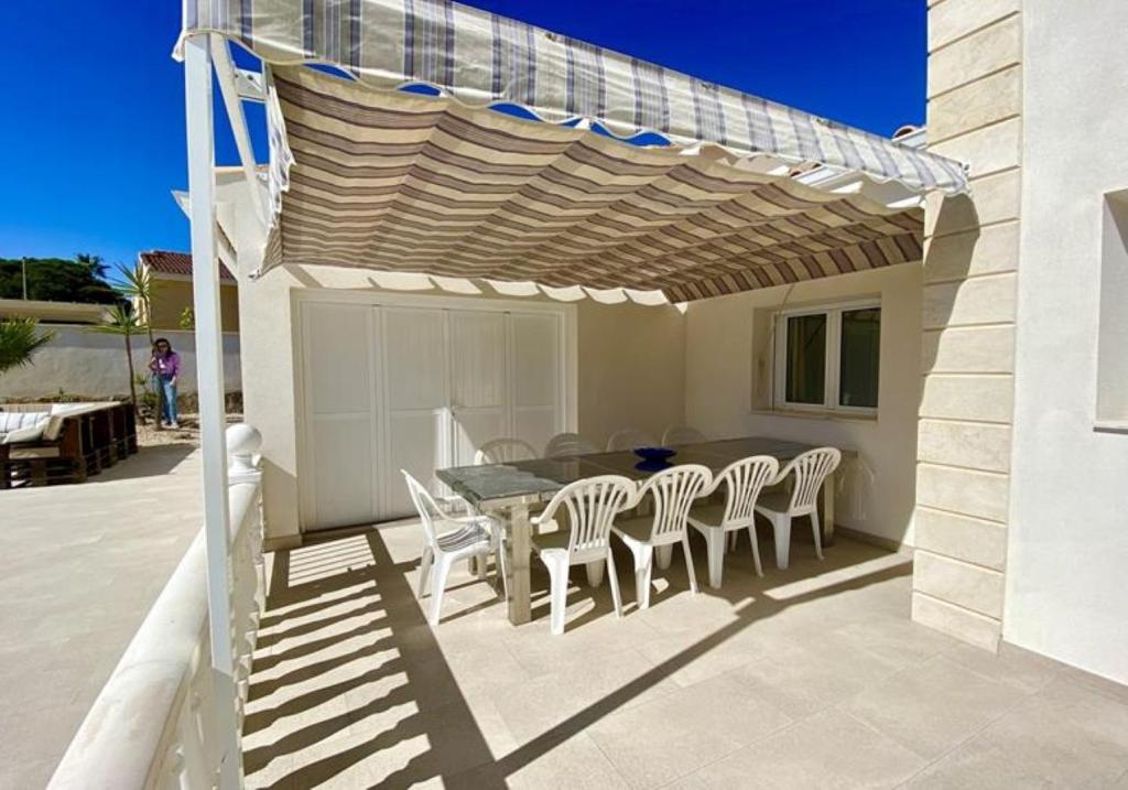 Balkón nebo terasa v ubytování Villa Luxueuse HIVA OA à 3 min à pied de la plage