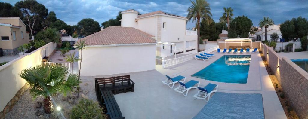Bazén v ubytování Villa Luxueuse HIVA OA à 3 min à pied de la plage nebo v jeho okolí