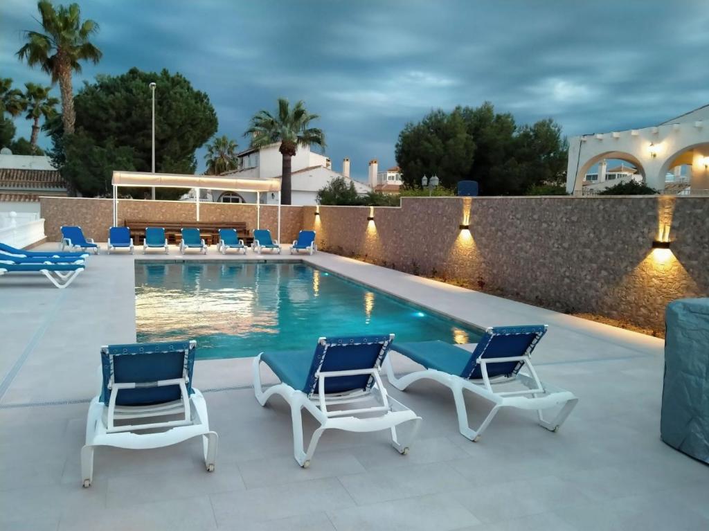 Bazén v ubytování Villa Luxueuse HIVA OA à 3 min à pied de la plage nebo v jeho okolí