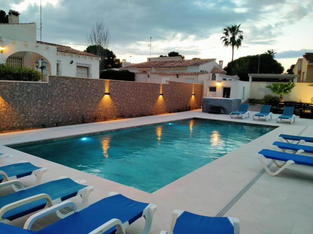 Bazén v ubytování Villa Luxueuse HIVA OA à 3 min à pied de la plage nebo v jeho okolí
