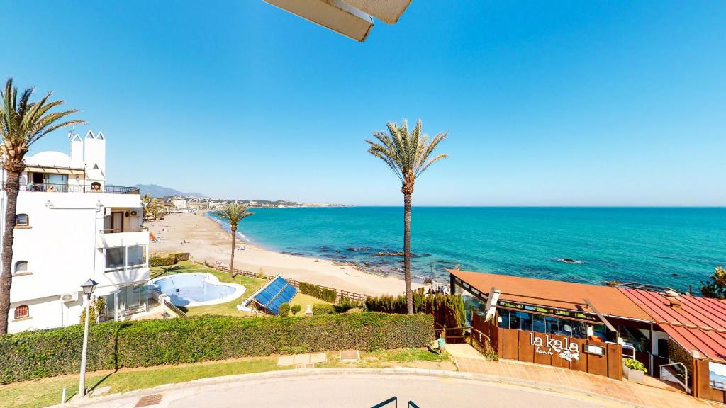 una casa con vistas a la playa en Los Flamingos - Front Line Apartment La Cala, en Mijas Costa