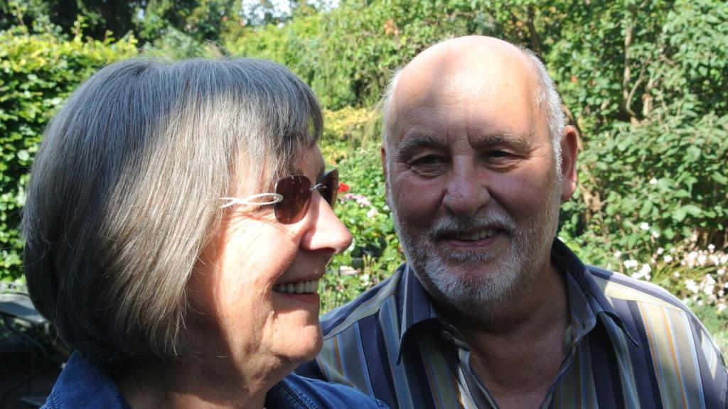 Ein Mann und eine Frau stehen nebeneinander in der Unterkunft Ferienwohnung "Schön Wohnen in Mainz" in Mainz