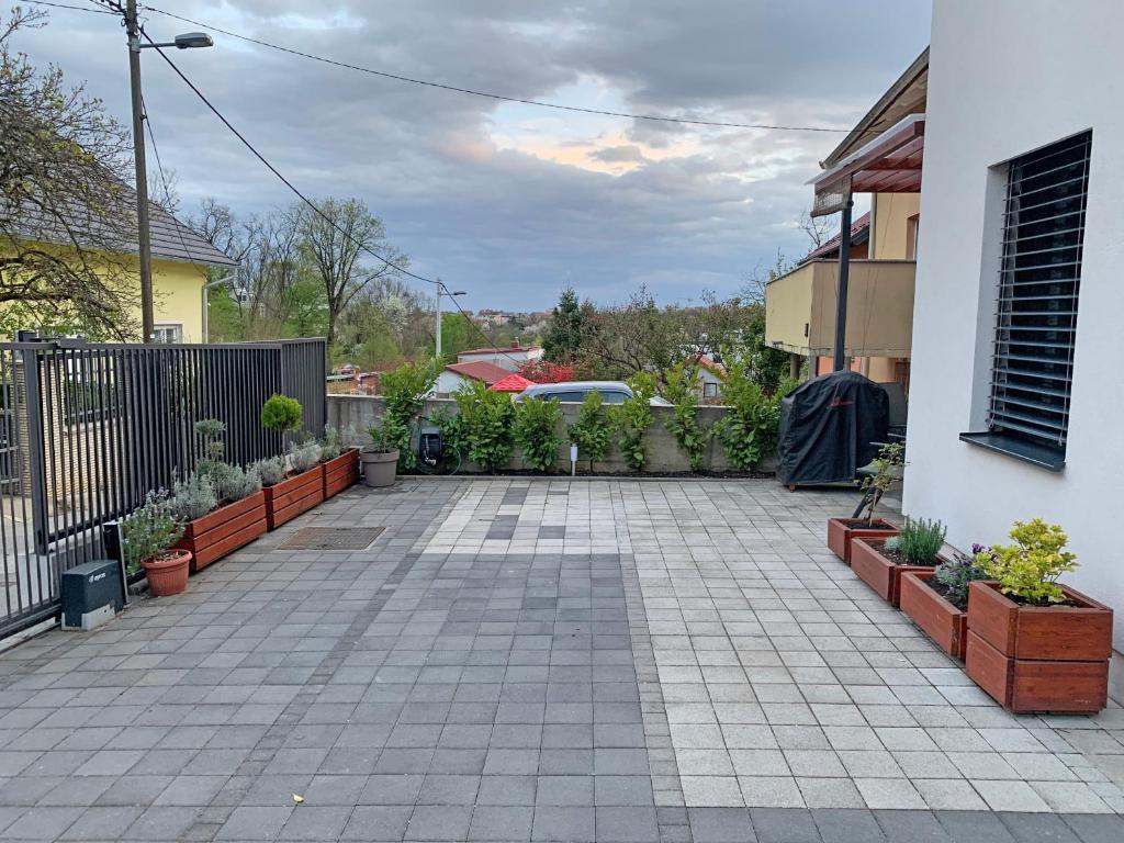 Vonkajšia záhrada v ubytovaní Apartment Maksimir Yard Zagreb