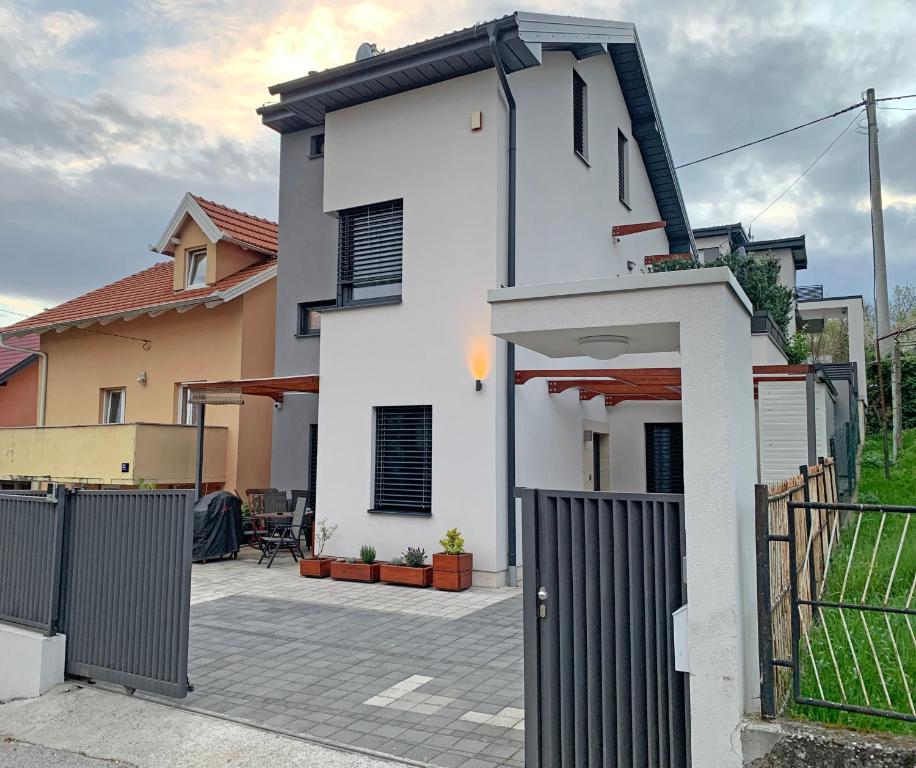 Budova, v ktorej sa apartmán nachádza