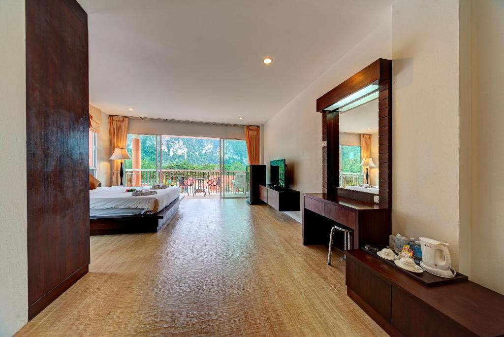 Postel nebo postele na pokoji v ubytování Aonang Regent Hotel