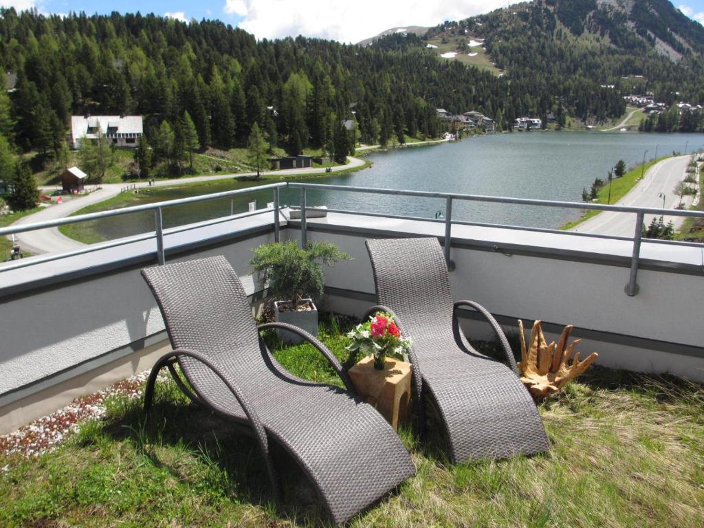 トゥルラッハー・ヘーエにあるZirbensuite Turracher Höheの川の景色を望むバルコニー(椅子2脚付)