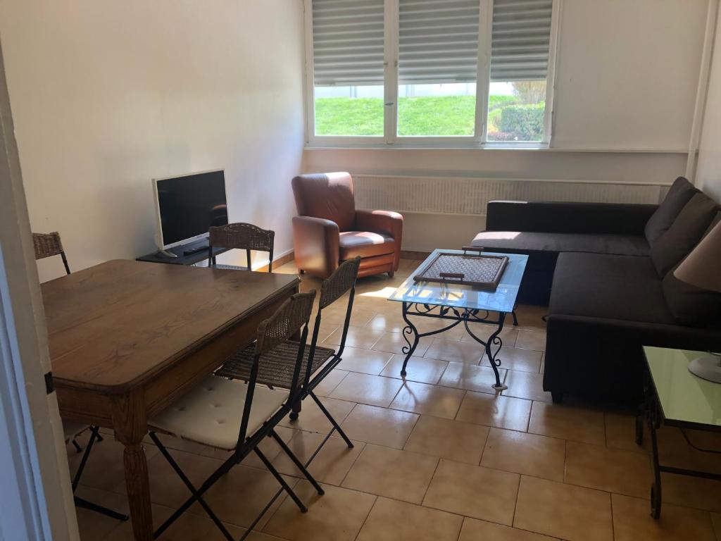 a living room with a couch and a table at F3 Metare / Fraissinette IRUP-Ecole des Mines in Saint Etienne