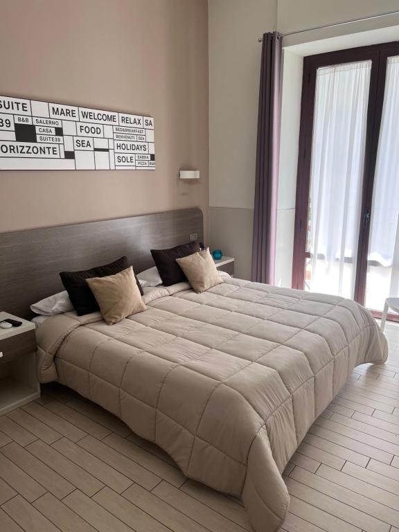 1 dormitorio con 1 cama grande en una habitación en Suite 39 B&B en Salerno