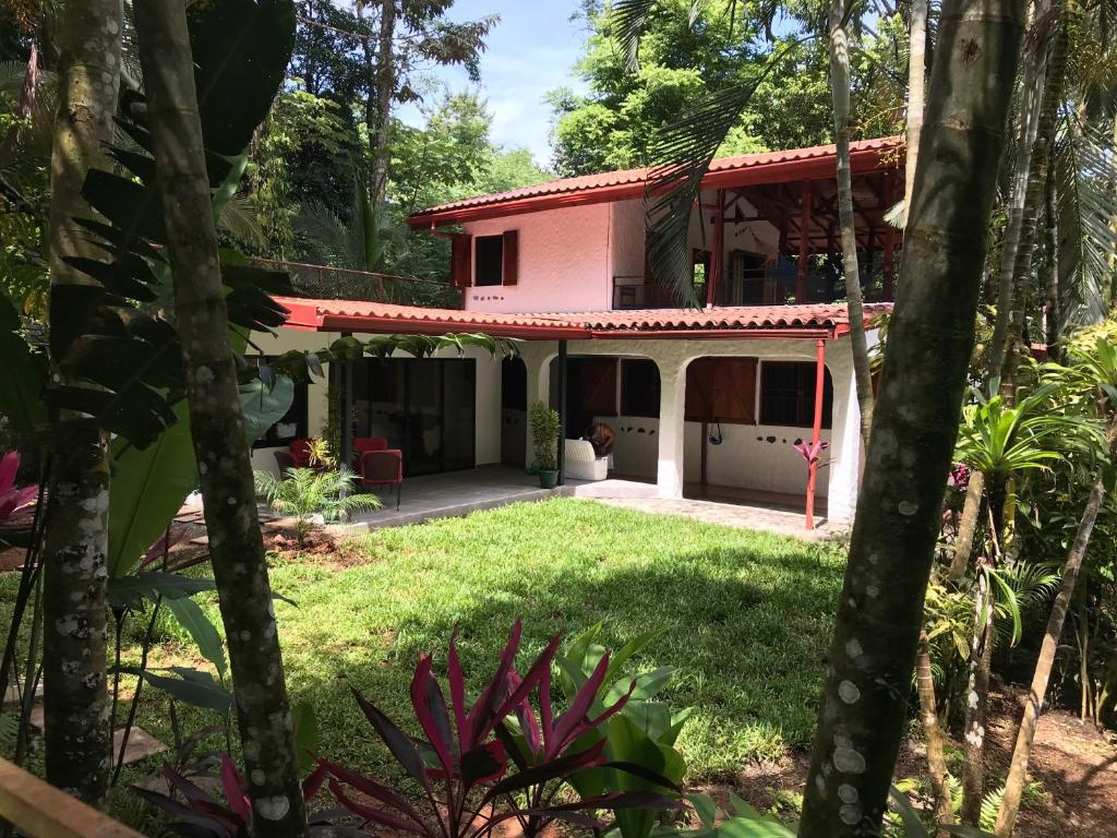 a view of a house from the garden at Villas la Foresta in Manuel Antonio