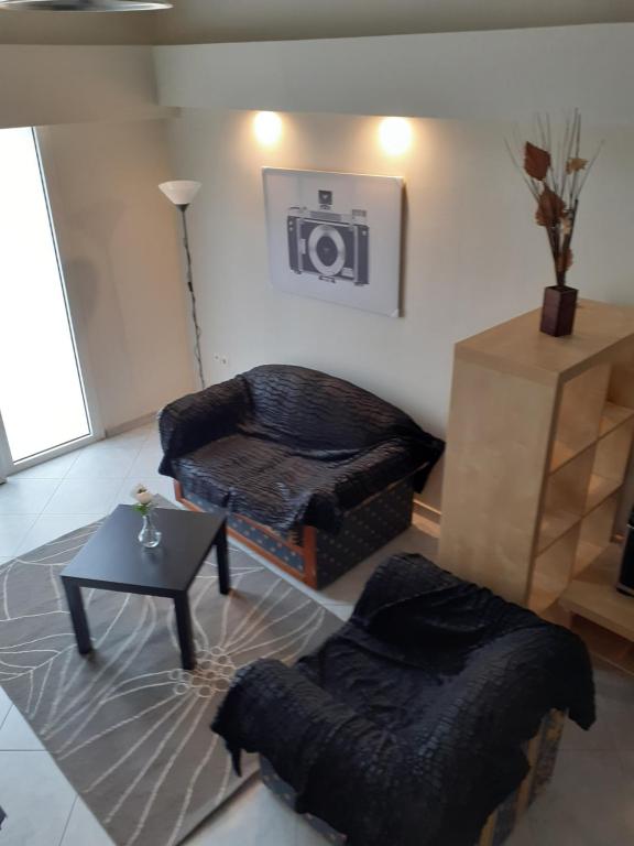 a living room with a couch and a table at ΜΑΡΓΑΡΙΤΑ in Salamina