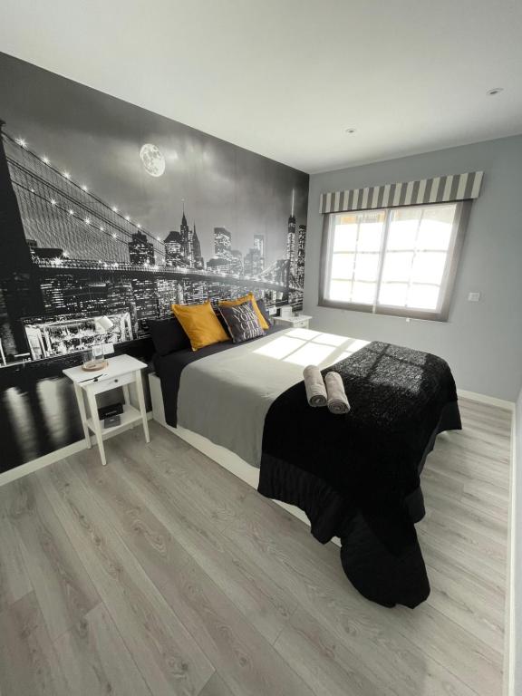 Un dormitorio con dos camas y una pared en blanco y negro. en Piso nice centro Sanxenxo, en Sanxenxo