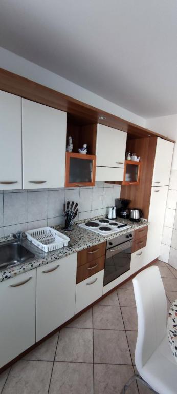Kuchyň nebo kuchyňský kout v ubytování Apartment Lorena